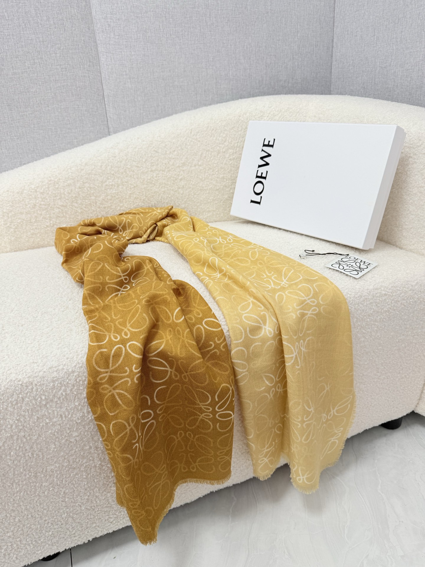 P。loewe。 罗意威人字纹真丝加羊绒渐变秋季薄款围巾 完美的原料配比 垂感亲肤感一流 质地细腻柔软 ，秋季超级适合 