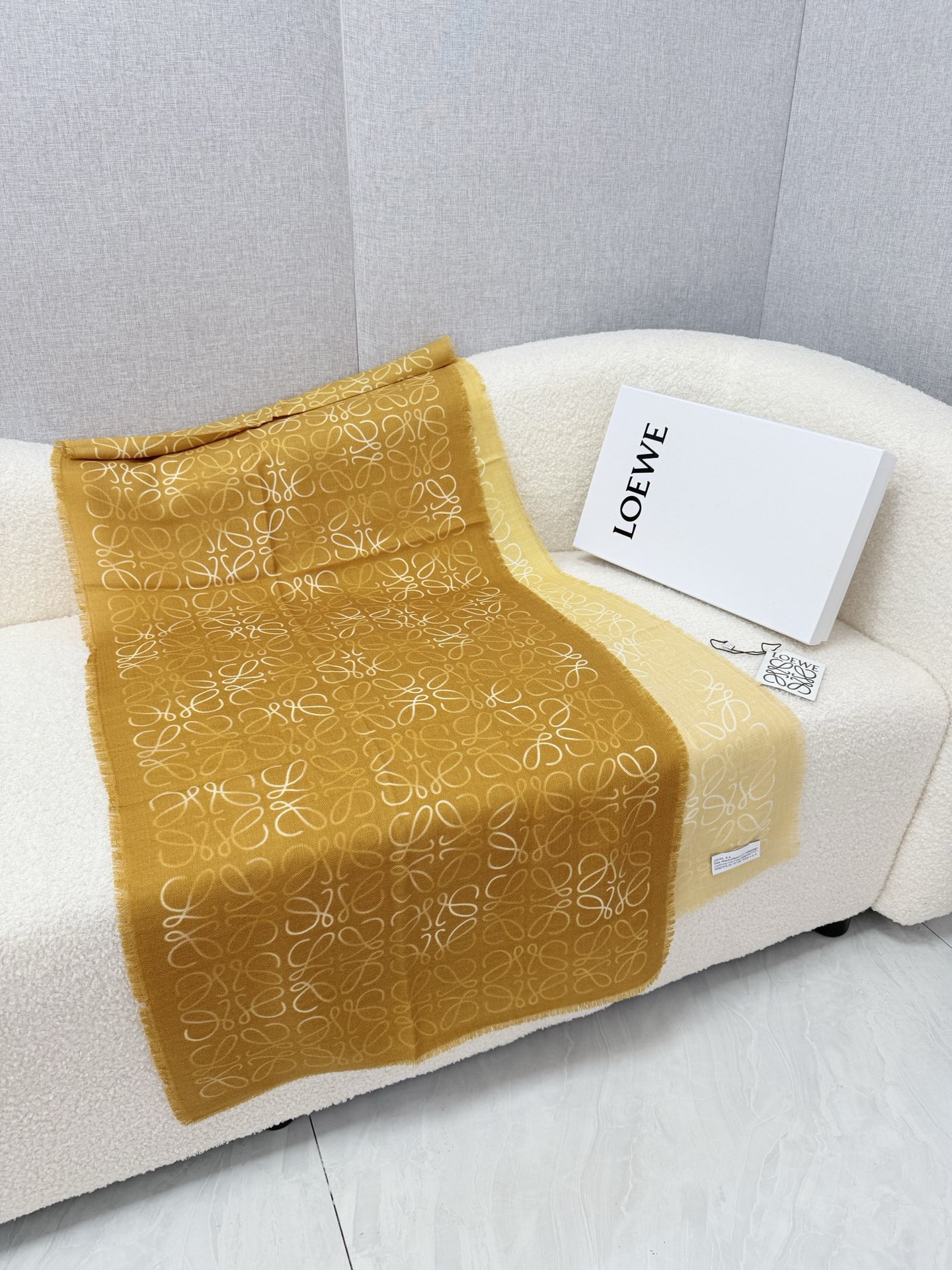 P。loewe。 罗意威人字纹真丝加羊绒渐变秋季薄款围巾 完美的原料配比 垂感亲肤感一流 质地细腻柔软 ，秋季超级适合 