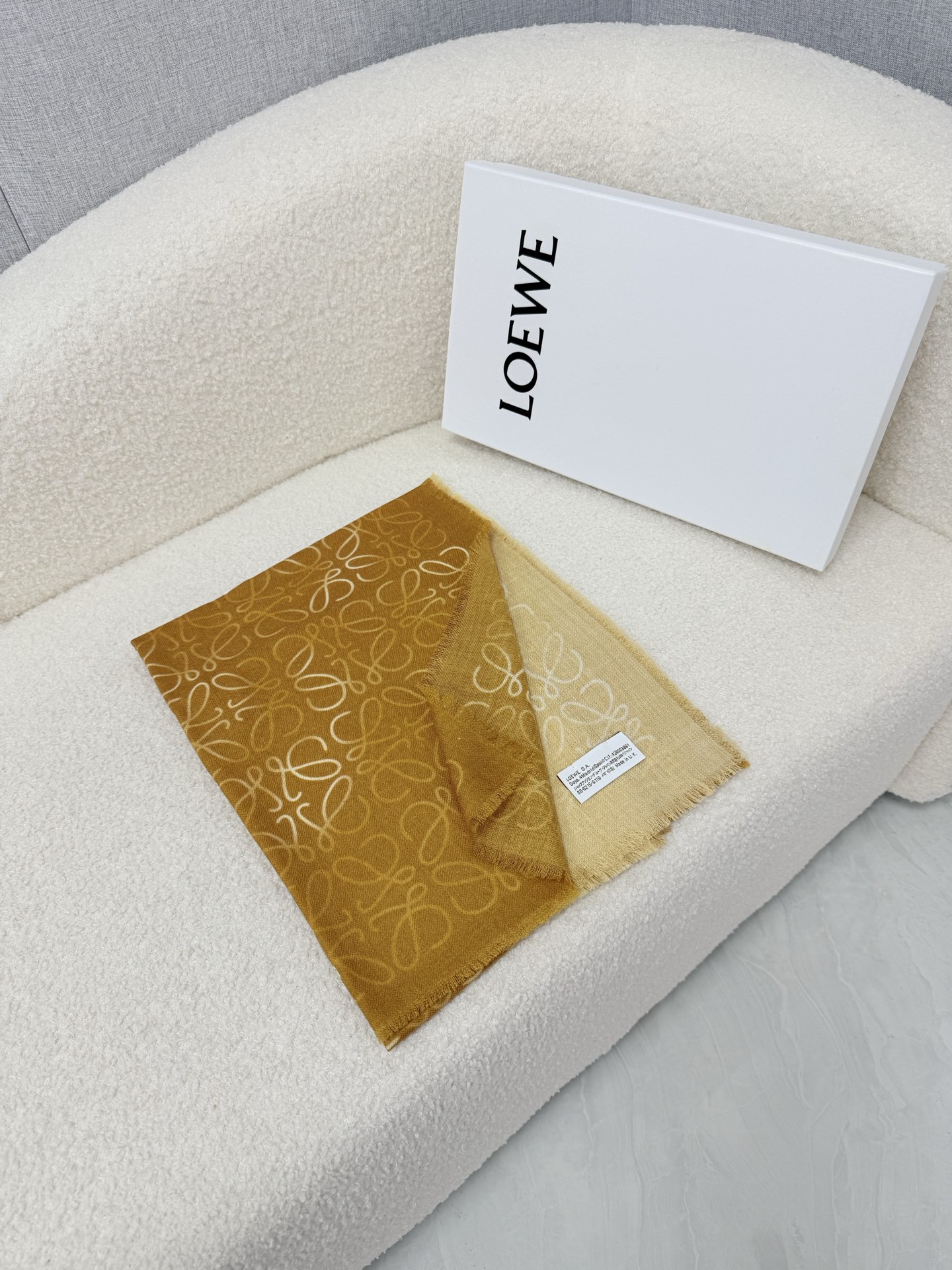 P。loewe。 罗意威人字纹真丝加羊绒渐变秋季薄款围巾 完美的原料配比 垂感亲肤感一流 质地细腻柔软 ，秋季超级适合 
