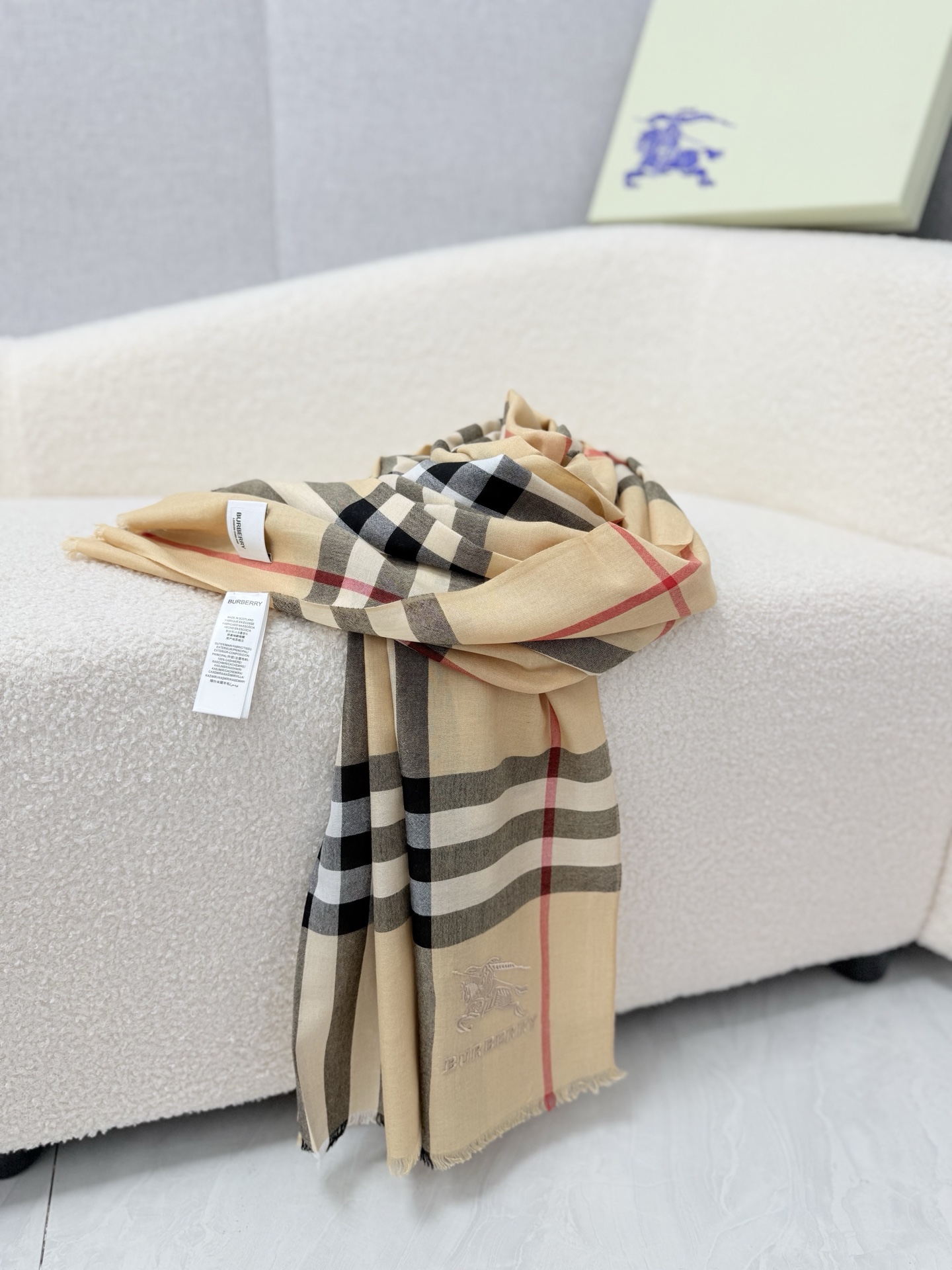 P。Burberry。【水栖羊绒300支超薄羊绒小格纹】皇室大B专柜货.来带你们见专柜出口时候的样子！感觉有了这款不会再