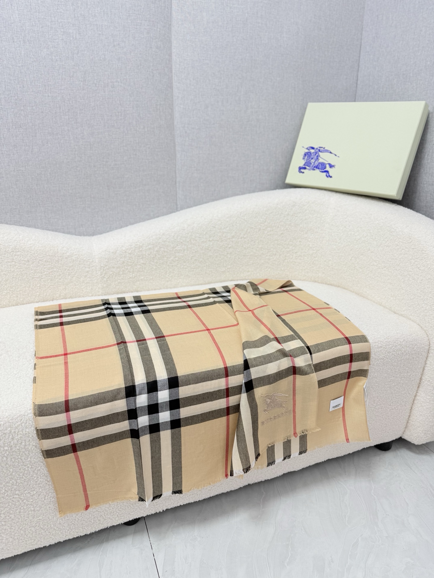 P。Burberry。【水栖羊绒300支超薄羊绒小格纹】皇室大B专柜货.来带你们见专柜出口时候的样子！感觉有了这款不会再