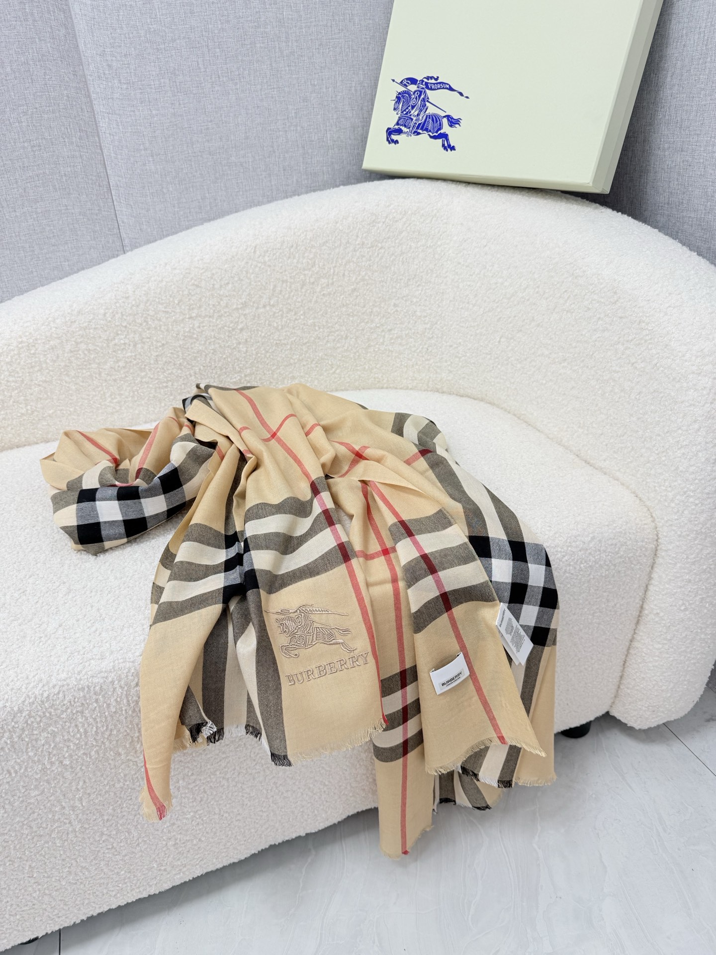 P。Burberry。【水栖羊绒300支超薄羊绒小格纹】皇室大B专柜货.来带你们见专柜出口时候的样子！感觉有了这款不会再
