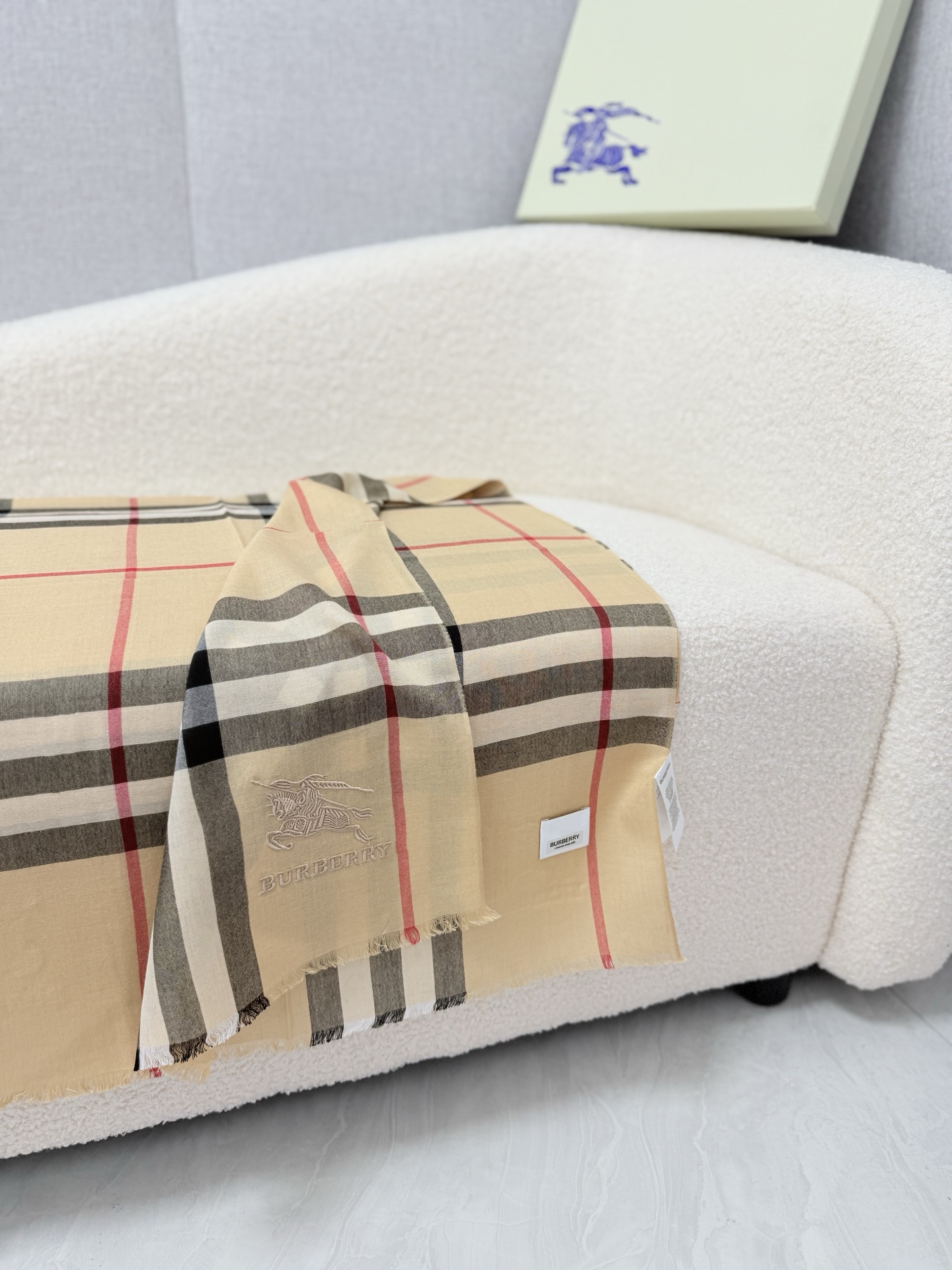 P。Burberry。【水栖羊绒300支超薄羊绒小格纹】皇室大B专柜货.来带你们见专柜出口时候的样子！感觉有了这款不会再
