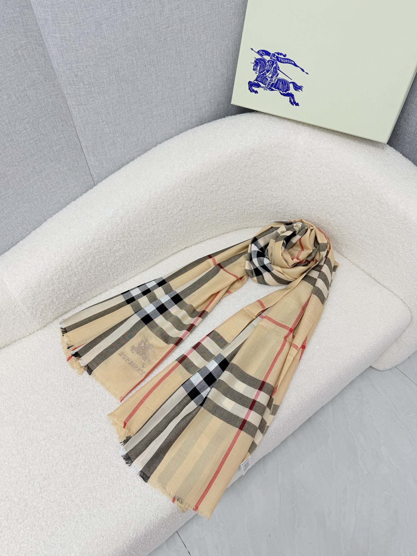 P。Burberry。【水栖羊绒300支超薄羊绒小格纹】皇室大B专柜货.来带你们见专柜出口时候的样子！感觉有了这款不会再