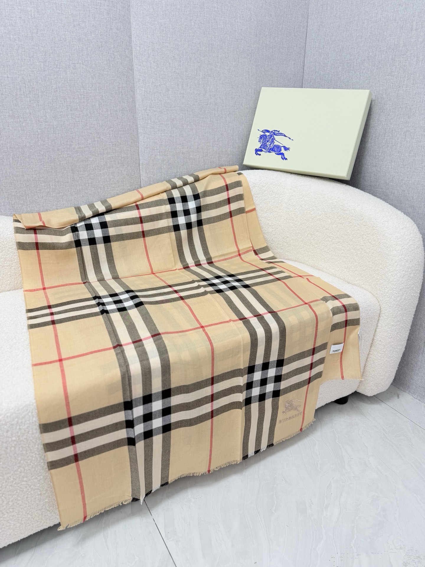 P。Burberry。【水栖羊绒300支超薄羊绒小格纹】皇室大B专柜货.来带你们见专柜出口时候的样子！感觉有了这款不会再