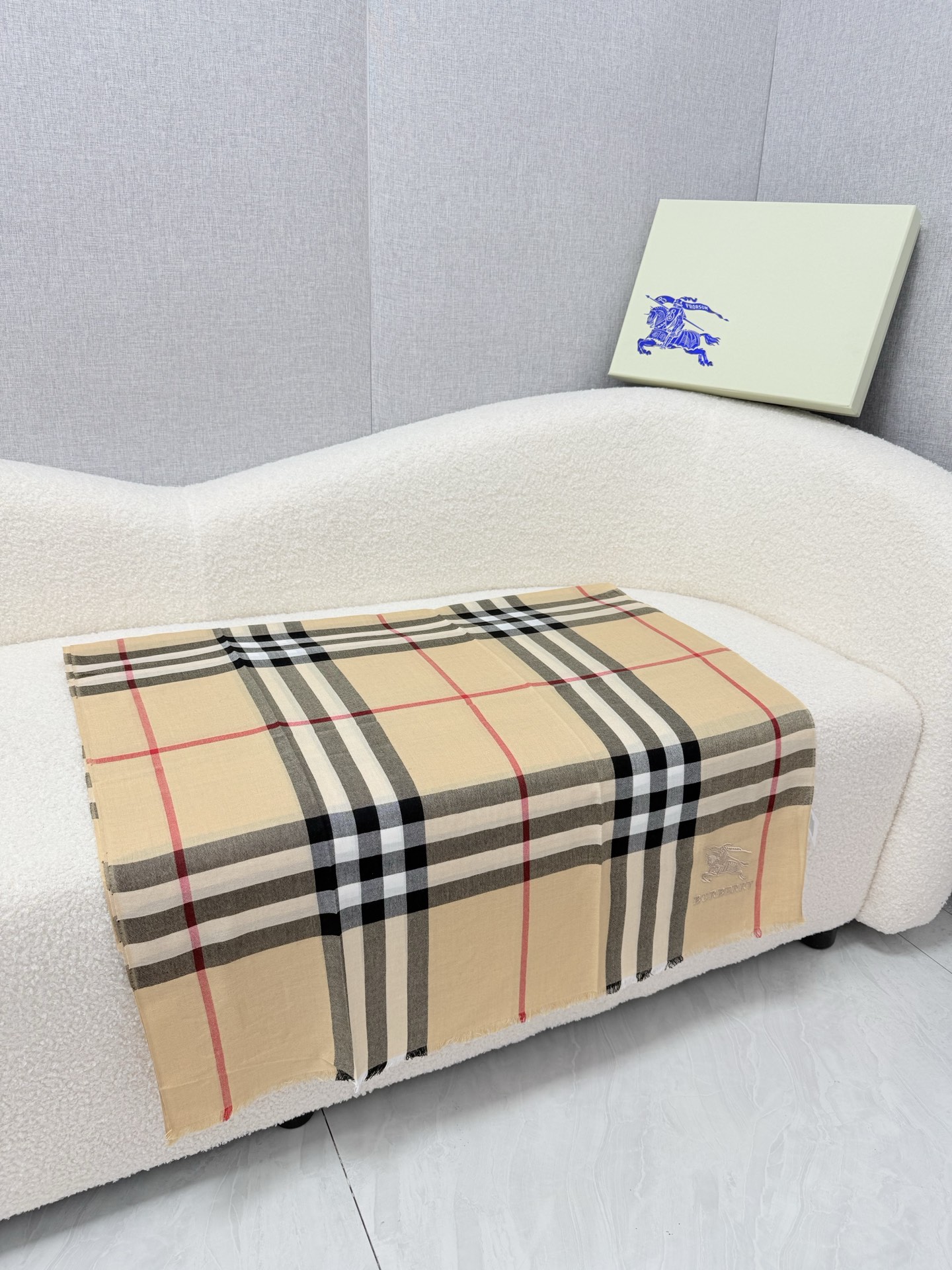 P。Burberry。【水栖羊绒300支超薄羊绒小格纹】皇室大B专柜货.来带你们见专柜出口时候的样子！感觉有了这款不会再
