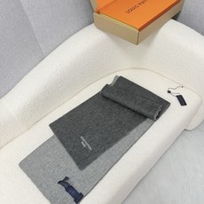 P。L家。【双面男士羊绒围巾】2个色!感觉有了它真心不会再爱了.QC手里扣下的.真正专柜正品.全部今年最新logo最新防 P。L家。【双面男士羊绒围巾】2个色!感觉有了它真心不会再爱了.QC手里扣下的.真正专柜正品.全部今年最新logo最新防
