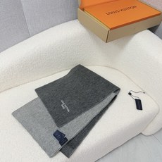 P。L家。【双面男士羊绒围巾】2个色!感觉有了它真心不会再爱了.QC手里扣下的.真正专柜正品.全部今年最新logo最新防 P。L家。【双面男士羊绒围巾】2个色!感觉有了它真心不会再爱了.QC手里扣下的.真正专柜正品.全部今年最新logo最新防