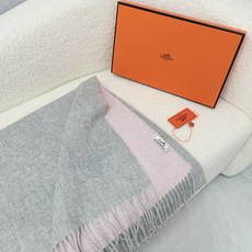 P。HERMES。【H经典双面大披肩-驼色配杏色】专柜1:1原版!Hermēs今年必须收的款【双色羊绒披肩】这批货为香港 P。HERMES。【H经典双面大披肩-驼色配杏色】专柜1:1原版!Hermēs今年必须收的款【双色羊绒披肩】这批货为香港