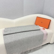 P。HERMES。【H经典双面大披肩-驼色配杏色】专柜1:1原版!Hermēs今年必须收的款【双色羊绒披肩】这批货为香港 P。HERMES。【H经典双面大披肩-驼色配杏色】专柜1:1原版!Hermēs今年必须收的款【双色羊绒披肩】这批货为香港
