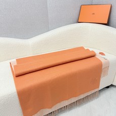 P。HERMES。【H经典双面大披肩-驼色配杏色】专柜1:1原版!Hermēs今年必须收的款【双色羊绒披肩】这批货为香港 P。HERMES。【H经典双面大披肩-驼色配杏色】专柜1:1原版!Hermēs今年必须收的款【双色羊绒披肩】这批货为香港