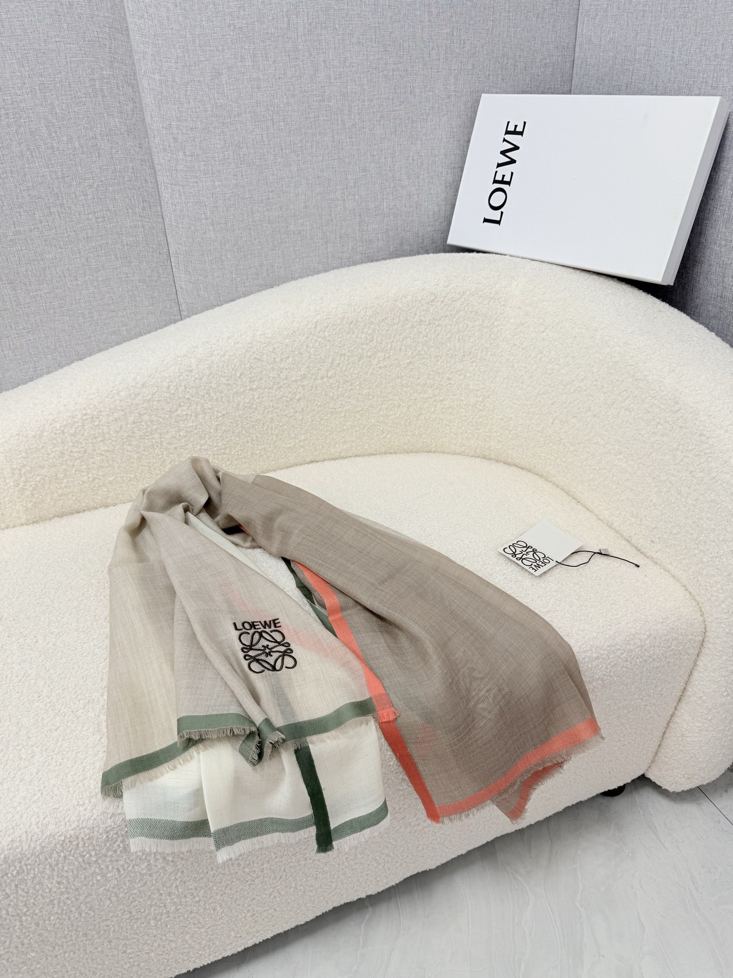 P。LOEWE。最新秋冬款，出口订单剩余！经典田字形四色拼色,完美对称风格设计 自带高贵气场 绝对是独有的魅力所在 简约