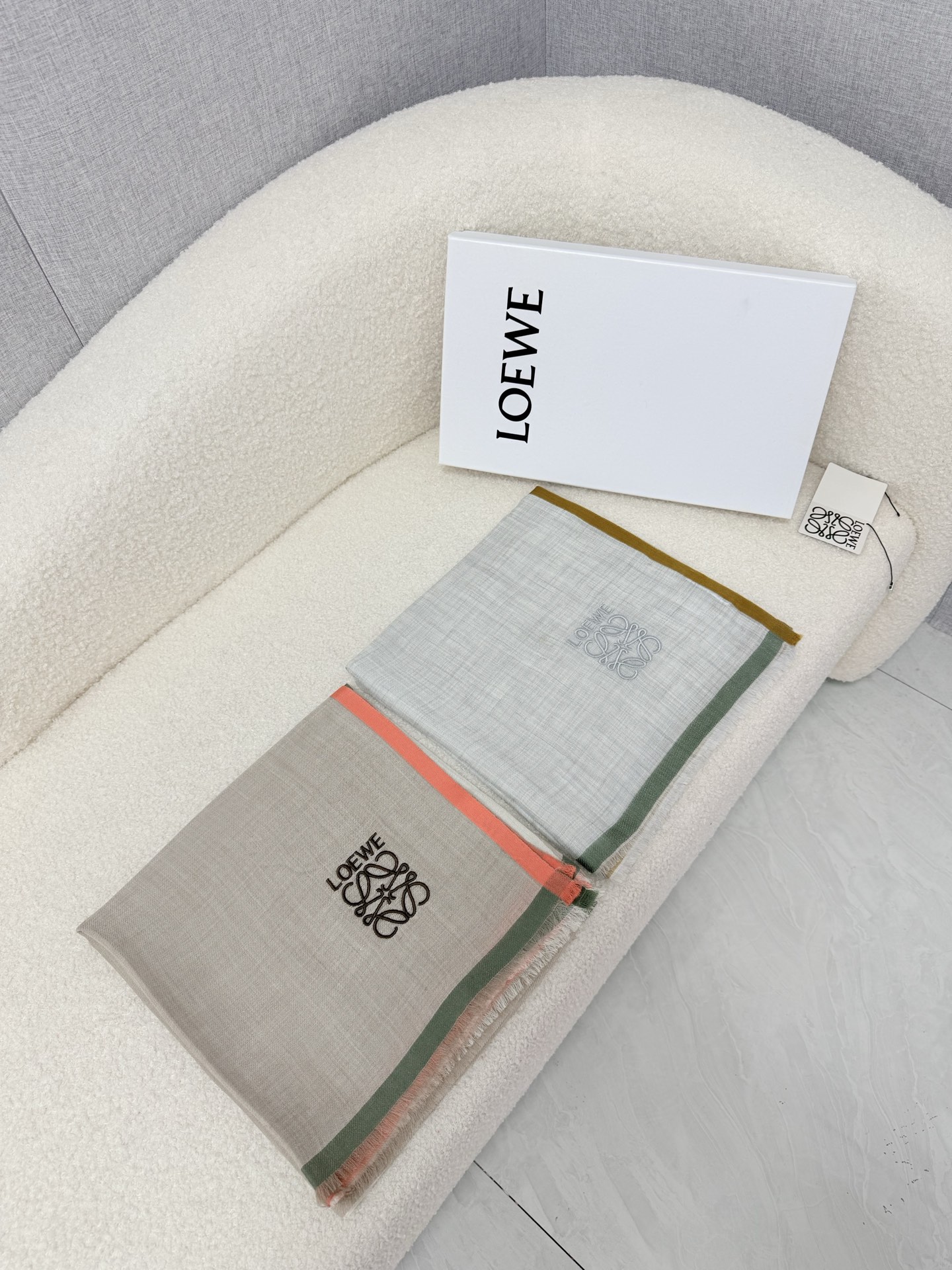 P。LOEWE。最新秋冬款，出口订单剩余！经典田字形四色拼色,完美对称风格设计 自带高贵气场 绝对是独有的魅力所在 简约