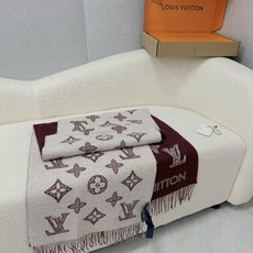 P。L家。【双面立体镂空提花围巾】这款围巾真的超绝!手感满分!不是传统的平面机织制品,而是凹凸有致的提花质感!一条围巾可 P。L家。【双面立体镂空提花围巾】这款围巾真的超绝!手感满分!不是传统的平面机织制品,而是凹凸有致的提花质感!一条围巾可