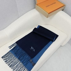 P。Louis Vuitton。 【刺绣羊绒围巾】怒赞自留,难得的高端男款!家属福利!L非常正的男士围巾~面料大爱,非常 P。Louis Vuitton。 【刺绣羊绒围巾】怒赞自留,难得的高端男款!家属福利!L非常正的男士围巾~面料大爱,非常
