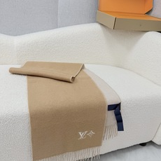 P。Louis Vuitton。 【刺绣羊绒围巾】怒赞自留,难得的高端男款!家属福利!L非常正的男士围巾~面料大爱,非常 P。Louis Vuitton。 【刺绣羊绒围巾】怒赞自留,难得的高端男款!家属福利!L非常正的男士围巾~面料大爱,非常
