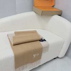 P。Louis Vuitton。 【刺绣羊绒围巾】怒赞自留,难得的高端男款!家属福利!L非常正的男士围巾~面料大爱,非常 P。Louis Vuitton。 【刺绣羊绒围巾】怒赞自留,难得的高端男款!家属福利!L非常正的男士围巾~面料大爱,非常