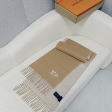 P。Louis Vuitton。 【刺绣羊绒围巾】怒赞自留,难得的高端男款!家属福利!L非常正的男士围巾~面料大爱,非常 P。Louis Vuitton。 【刺绣羊绒围巾】怒赞自留,难得的高端男款!家属福利!L非常正的男士围巾~面料大爱,非常