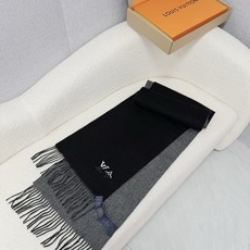 P。Louis Vuitton。 【刺绣羊绒围巾】怒赞自留,难得的高端男款!家属福利!L非常正的男士围巾~面料大爱,非常 P。Louis Vuitton。 【刺绣羊绒围巾】怒赞自留,难得的高端男款!家属福利!L非常正的男士围巾~面料大爱,非常
