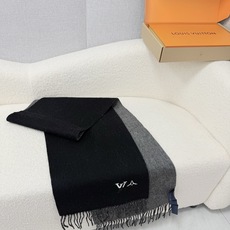 P。Louis Vuitton。 【刺绣羊绒围巾】怒赞自留,难得的高端男款!家属福利!L非常正的男士围巾~面料大爱,非常 P。Louis Vuitton。 【刺绣羊绒围巾】怒赞自留,难得的高端男款!家属福利!L非常正的男士围巾~面料大爱,非常