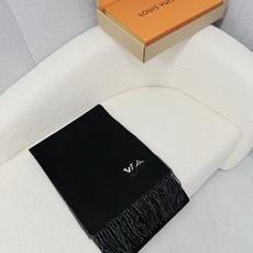 P。Louis Vuitton。 【刺绣羊绒围巾】怒赞自留,难得的高端男款!家属福利!L非常正的男士围巾~面料大爱,非常 P。Louis Vuitton。 【刺绣羊绒围巾】怒赞自留,难得的高端男款!家属福利!L非常正的男士围巾~面料大爱,非常