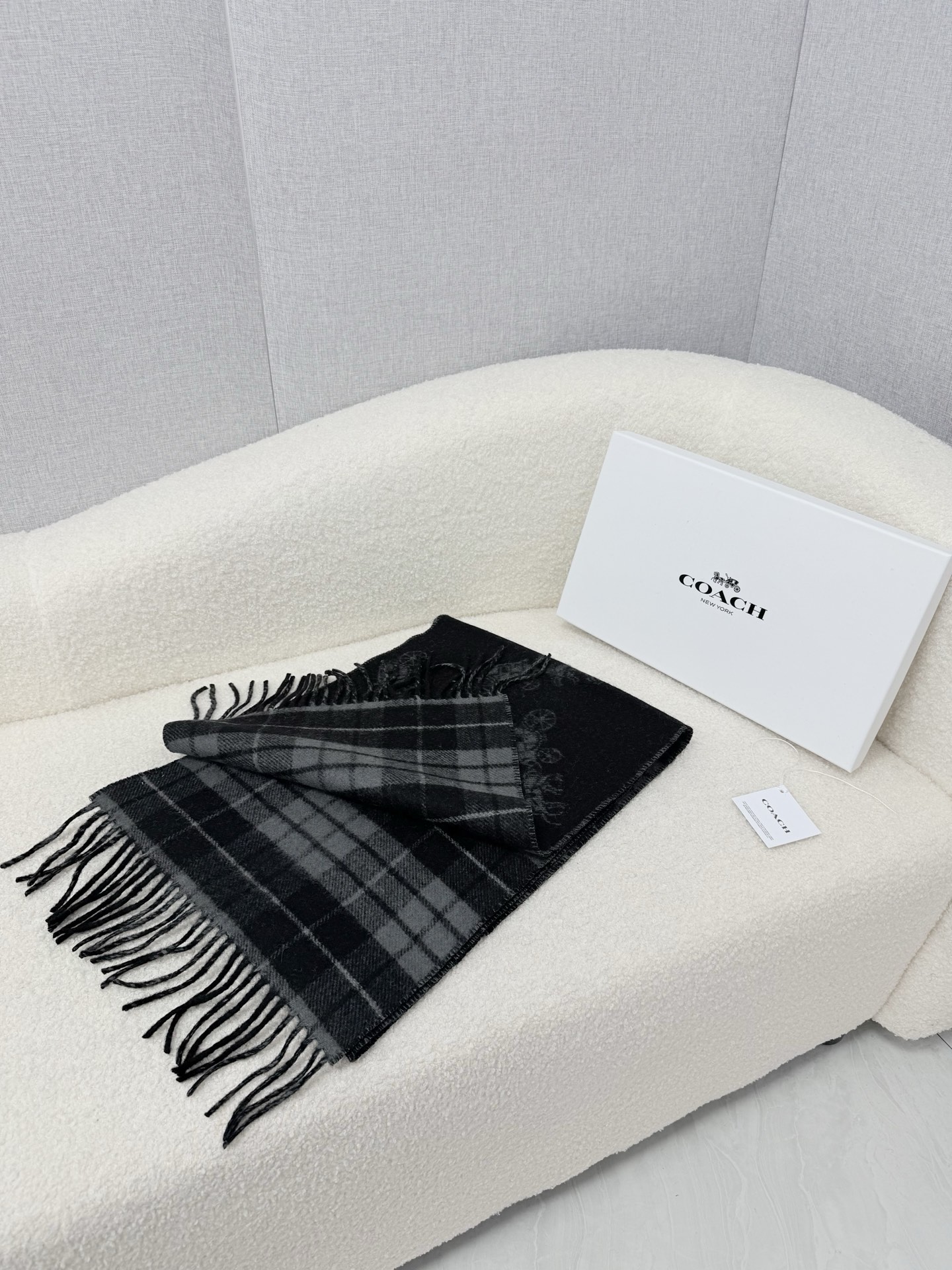 P。 COACH。经典 蔻驰围巾也太好看了吧！不仅有颜值还有品质，97%羊毛+3%羊绒，手感超级软糯和舒服，尺寸190×