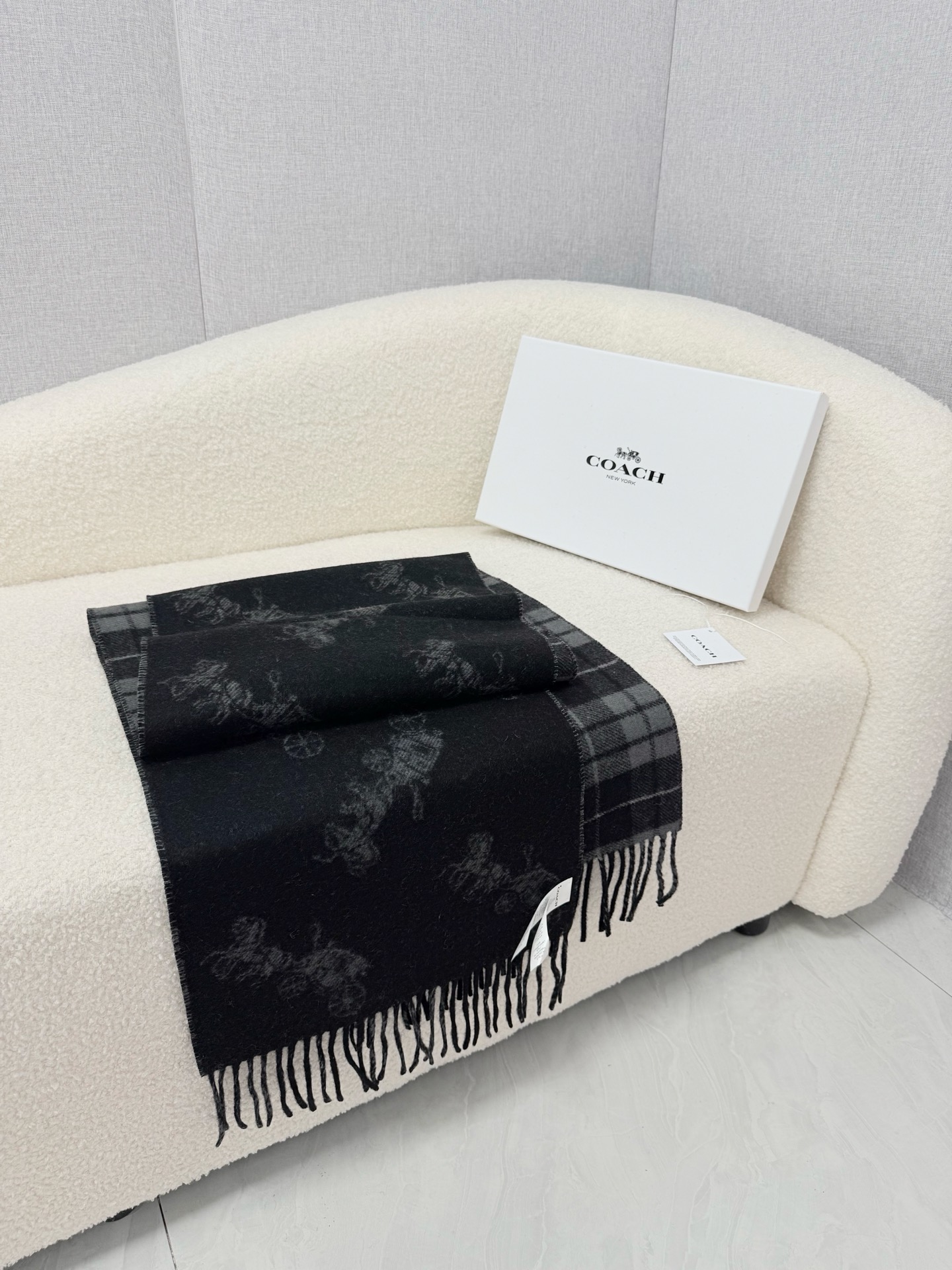 P。 COACH。经典 蔻驰围巾也太好看了吧！不仅有颜值还有品质，97%羊毛+3%羊绒，手感超级软糯和舒服，尺寸190×