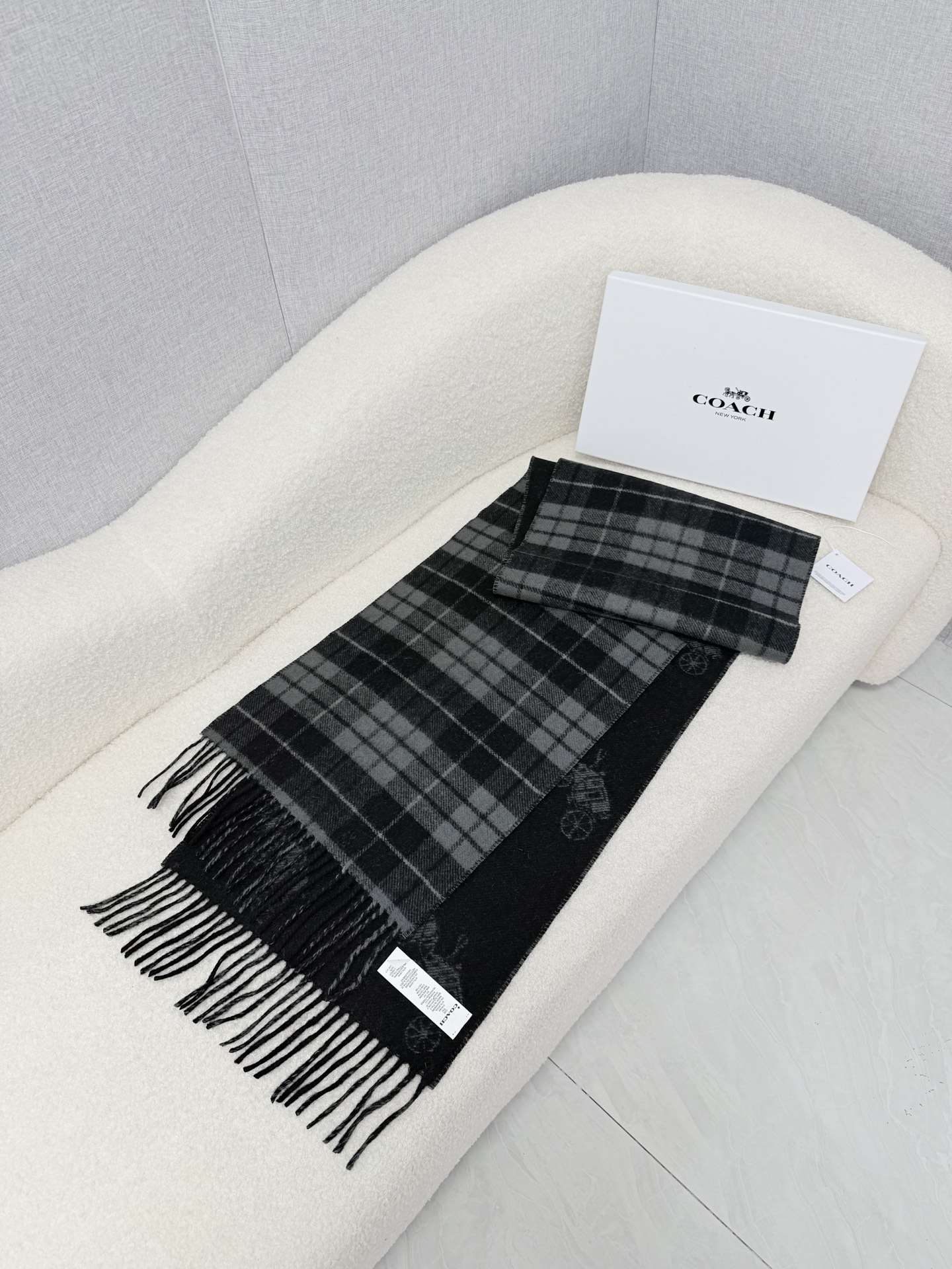 P。 COACH。经典 蔻驰围巾也太好看了吧！不仅有颜值还有品质，97%羊毛+3%羊绒，手感超级软糯和舒服，尺寸190×