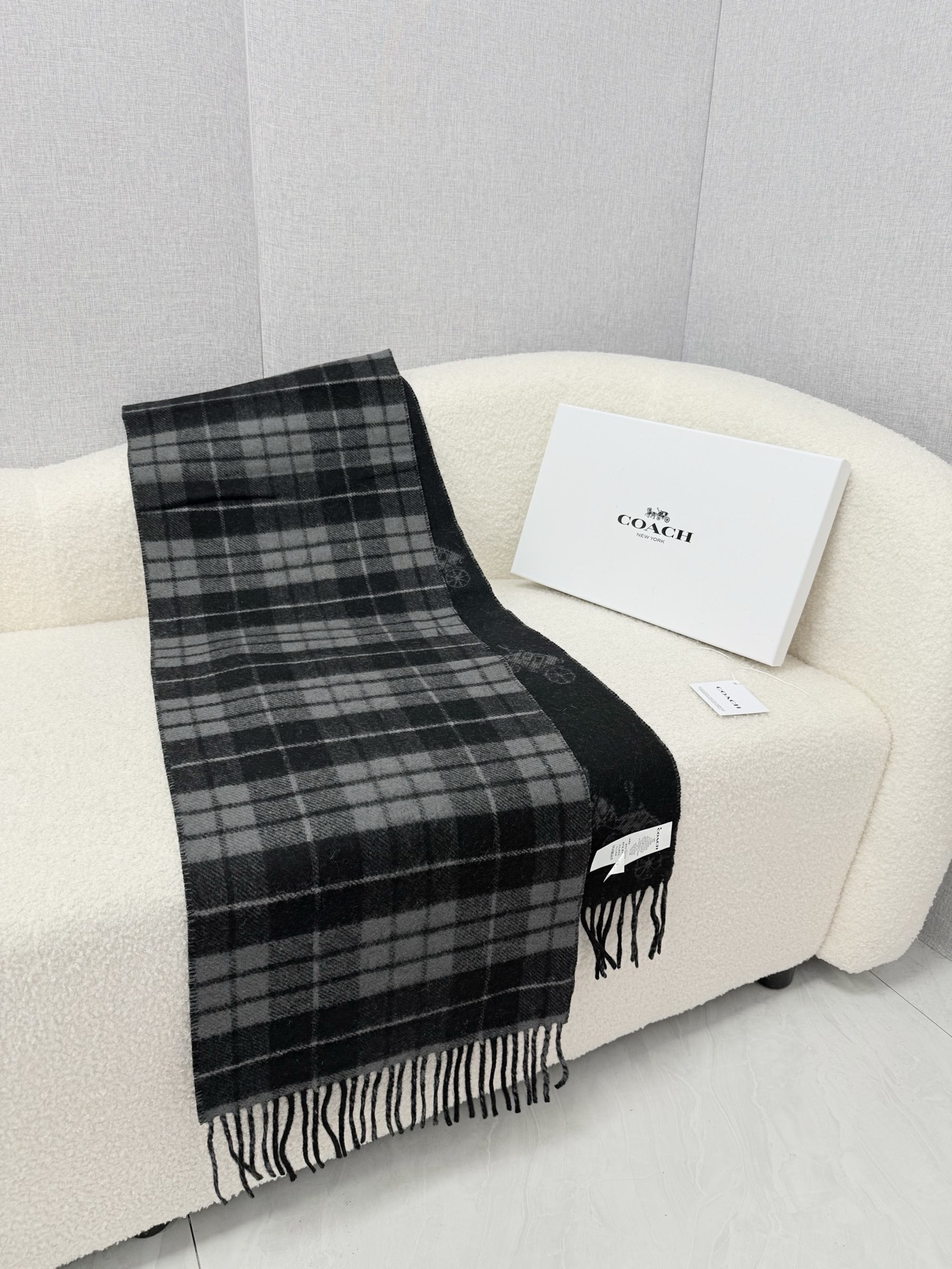 P。 COACH。经典 蔻驰围巾也太好看了吧！不仅有颜值还有品质，97%羊毛+3%羊绒，手感超级软糯和舒服，尺寸190×