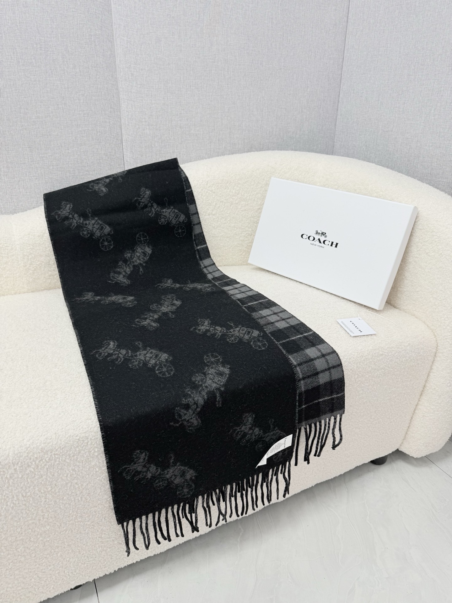P。 COACH。经典 蔻驰围巾也太好看了吧！不仅有颜值还有品质，97%羊毛+3%羊绒，手感超级软糯和舒服，尺寸190×