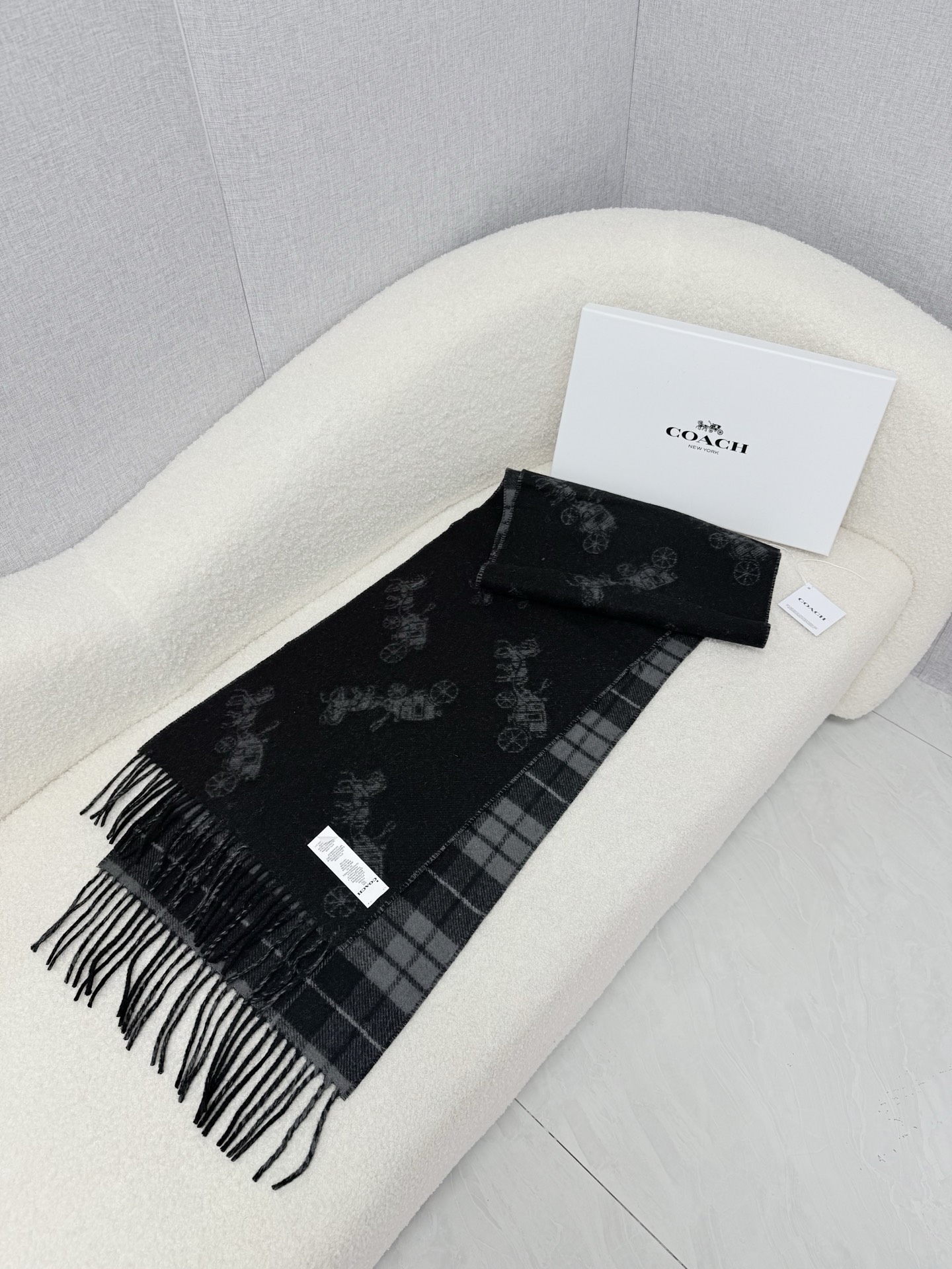 P。 COACH。经典 蔻驰围巾也太好看了吧！不仅有颜值还有品质，97%羊毛+3%羊绒，手感超级软糯和舒服，尺寸190×