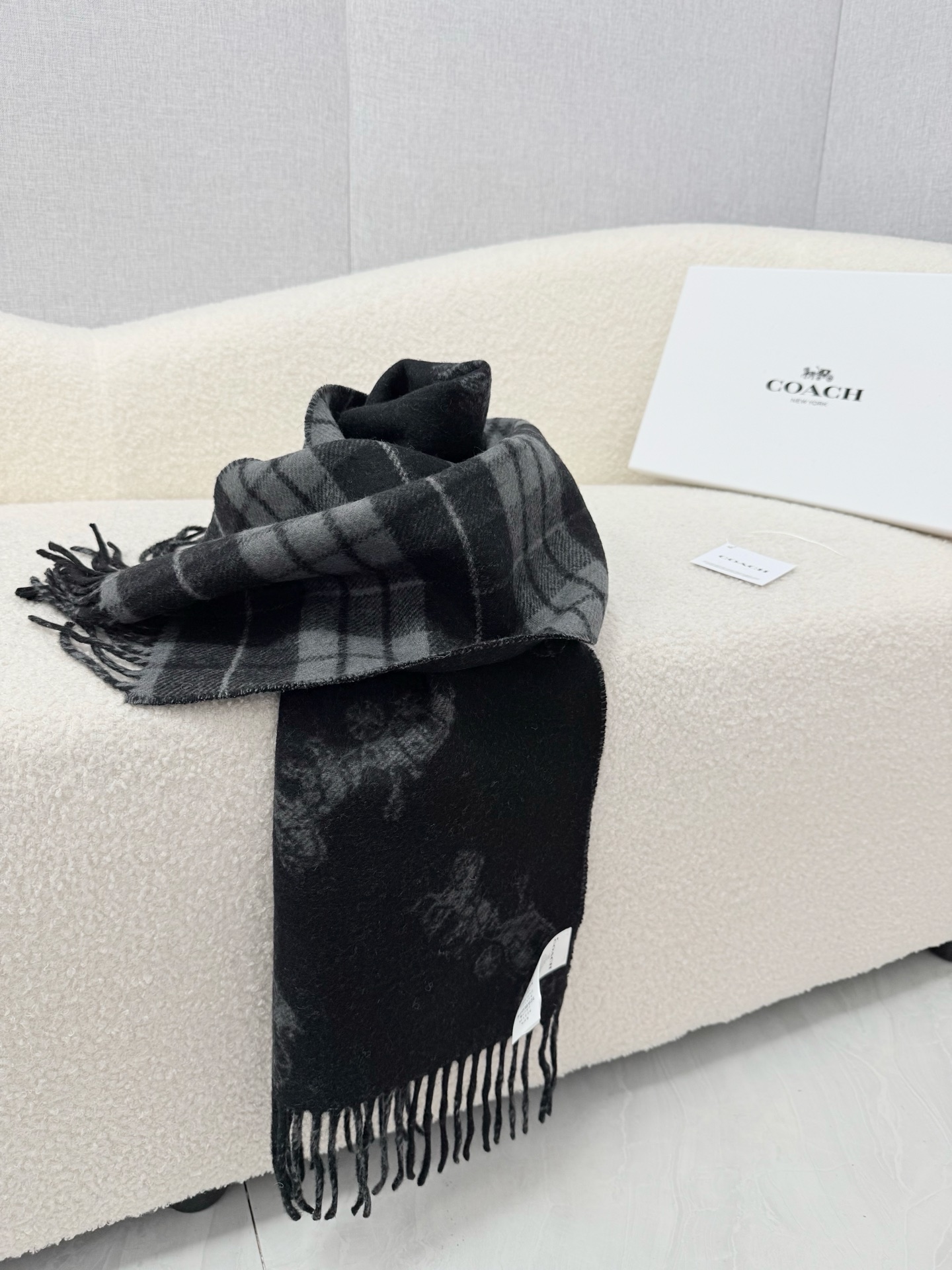 P。 COACH。经典 蔻驰围巾也太好看了吧！不仅有颜值还有品质，97%羊毛+3%羊绒，手感超级软糯和舒服，尺寸190×