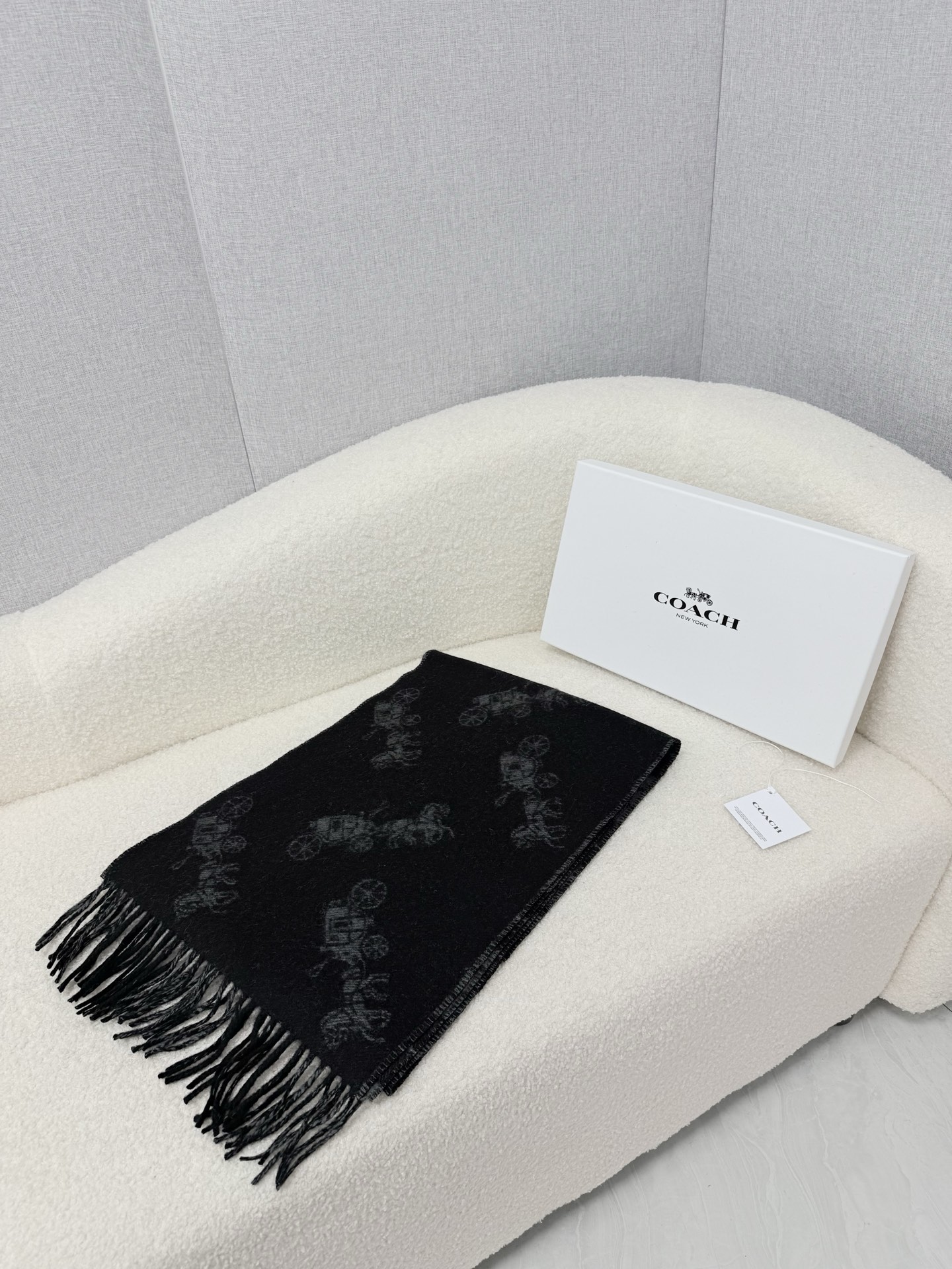 P。 COACH。经典 蔻驰围巾也太好看了吧！不仅有颜值还有品质，97%羊毛+3%羊绒，手感超级软糯和舒服，尺寸190×