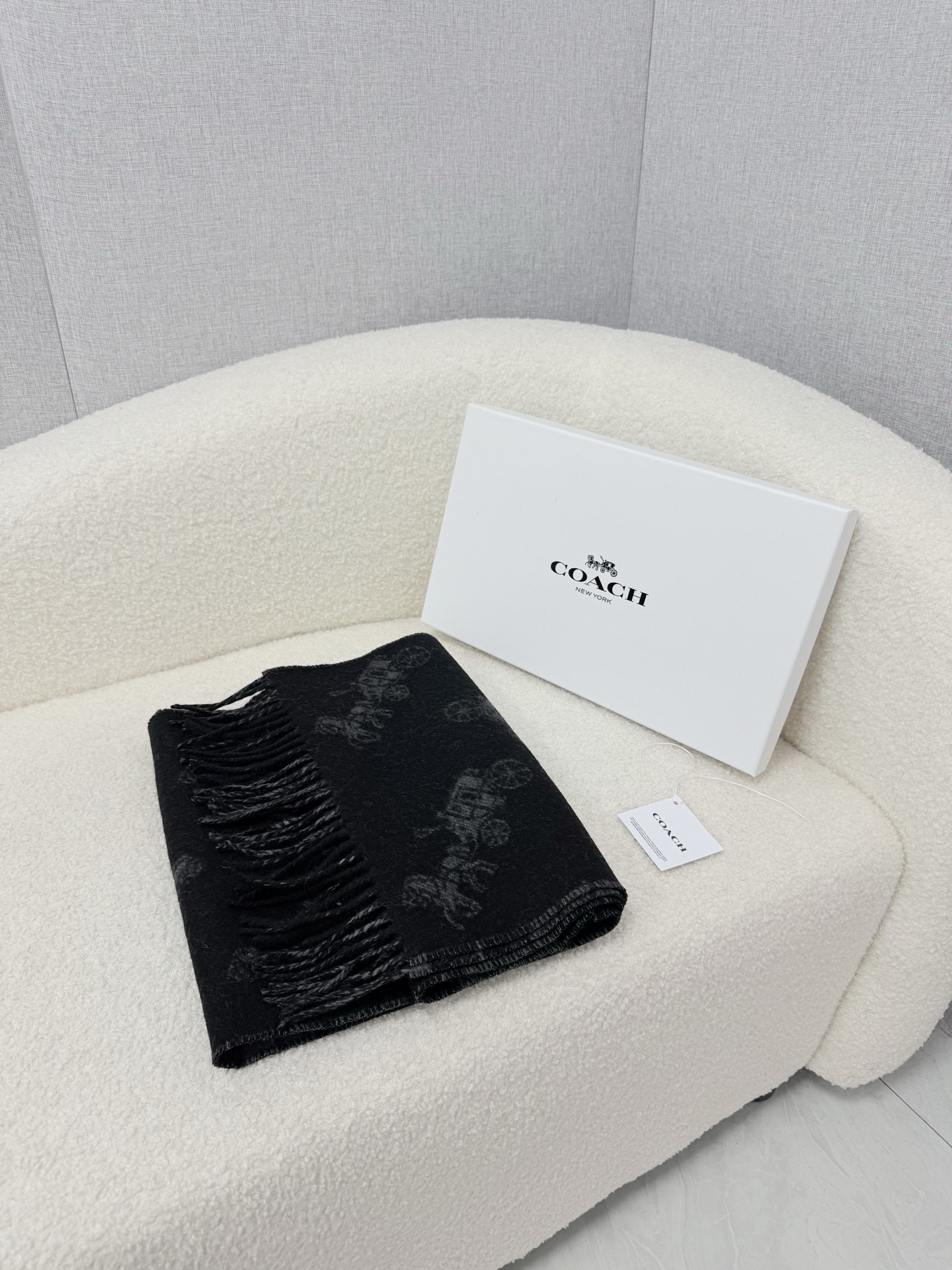 P。 COACH。经典 蔻驰围巾也太好看了吧！不仅有颜值还有品质，97%羊毛+3%羊绒，手感超级软糯和舒服，尺寸190×