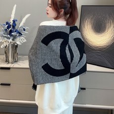 P。C家。香奶奶尾单新款26B千鸟格拼色羊绒围巾,直接出欧洲的,正儿八经的正品订单…和大货一起出来,不用多流弊的文字,它 P。C家。香奶奶尾单新款26B千鸟格拼色羊绒围巾,直接出欧洲的,正儿八经的正品订单…和大货一起出来,不用多流弊的文字,它