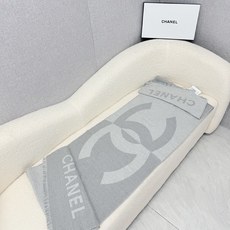 P。C家。香奶奶尾单新款26B千鸟格拼色羊绒围巾,直接出欧洲的,正儿八经的正品订单…和大货一起出来,不用多流弊的文字,它 P。C家。香奶奶尾单新款26B千鸟格拼色羊绒围巾,直接出欧洲的,正儿八经的正品订单…和大货一起出来,不用多流弊的文字,它