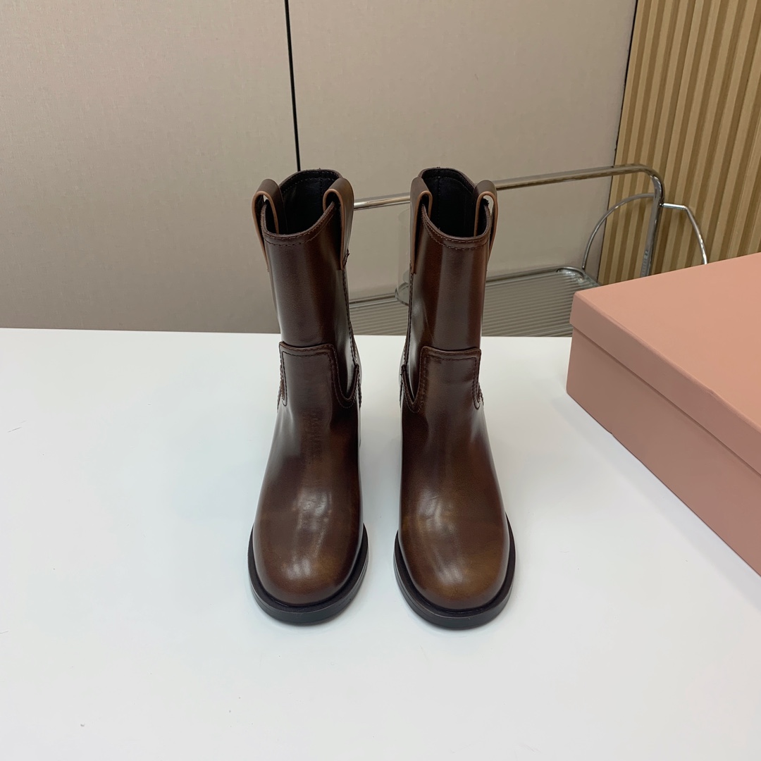 🔸MiuM*u🔸超大热走秀款。出现在各大时装杂志封面、各路明星、小红书博主着用，上脚尤为惊艳到你的一款，