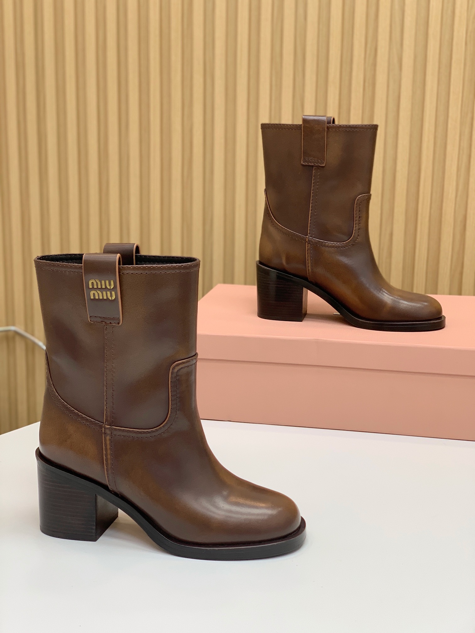 🔸MiuM*u🔸超大热走秀款。出现在各大时装杂志封面、各路明星、小红书博主着用，上脚尤为惊艳到你的一款，