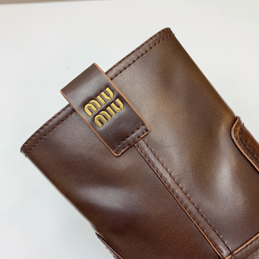 🔸MiuM*u🔸超大热走秀款。出现在各大时装杂志封面、各路明星、小红书博主着用，上脚尤为惊艳到你的一款，