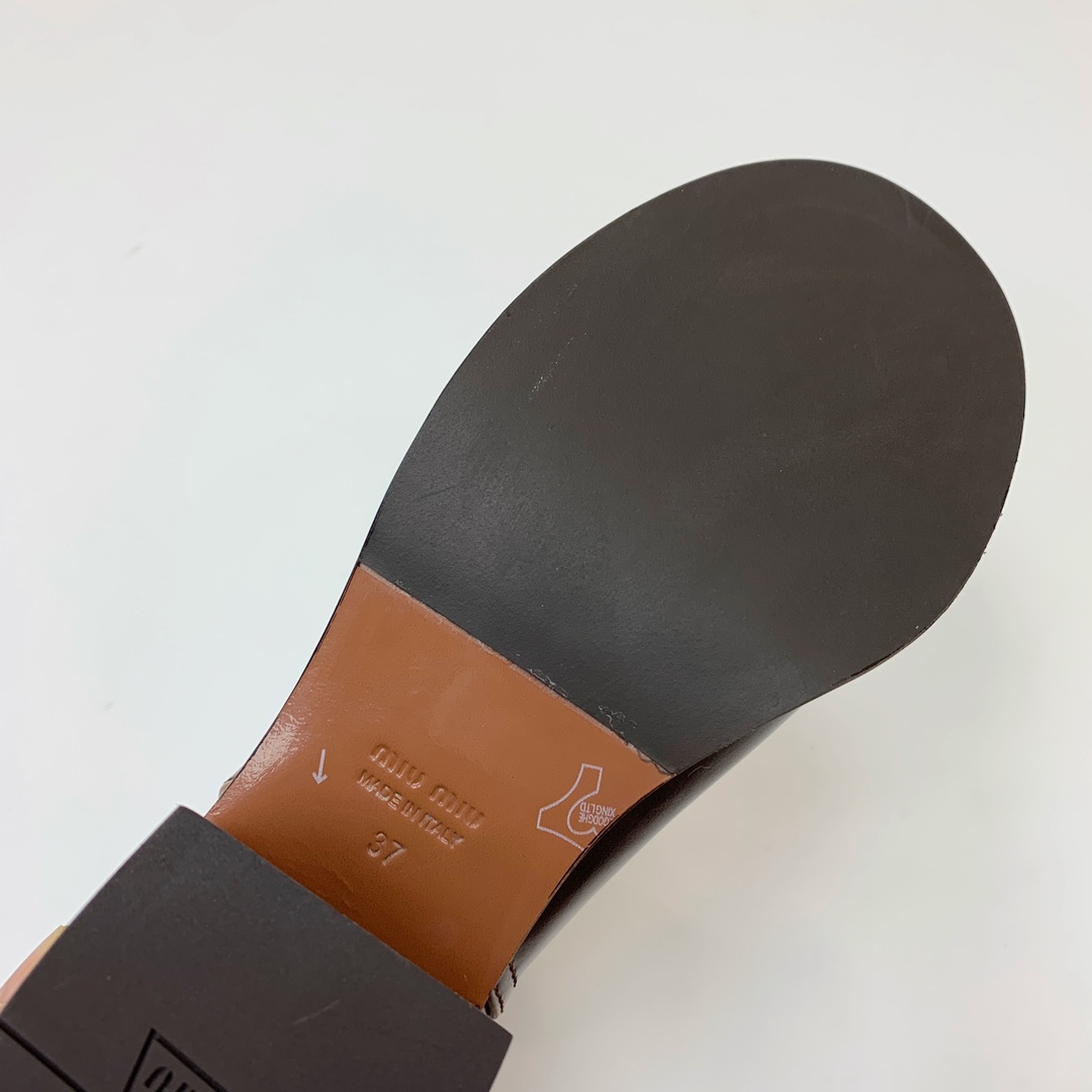 🔸MiuM*u🔸超大热走秀款。出现在各大时装杂志封面、各路明星、小红书博主着用，上脚尤为惊艳到你的一款，