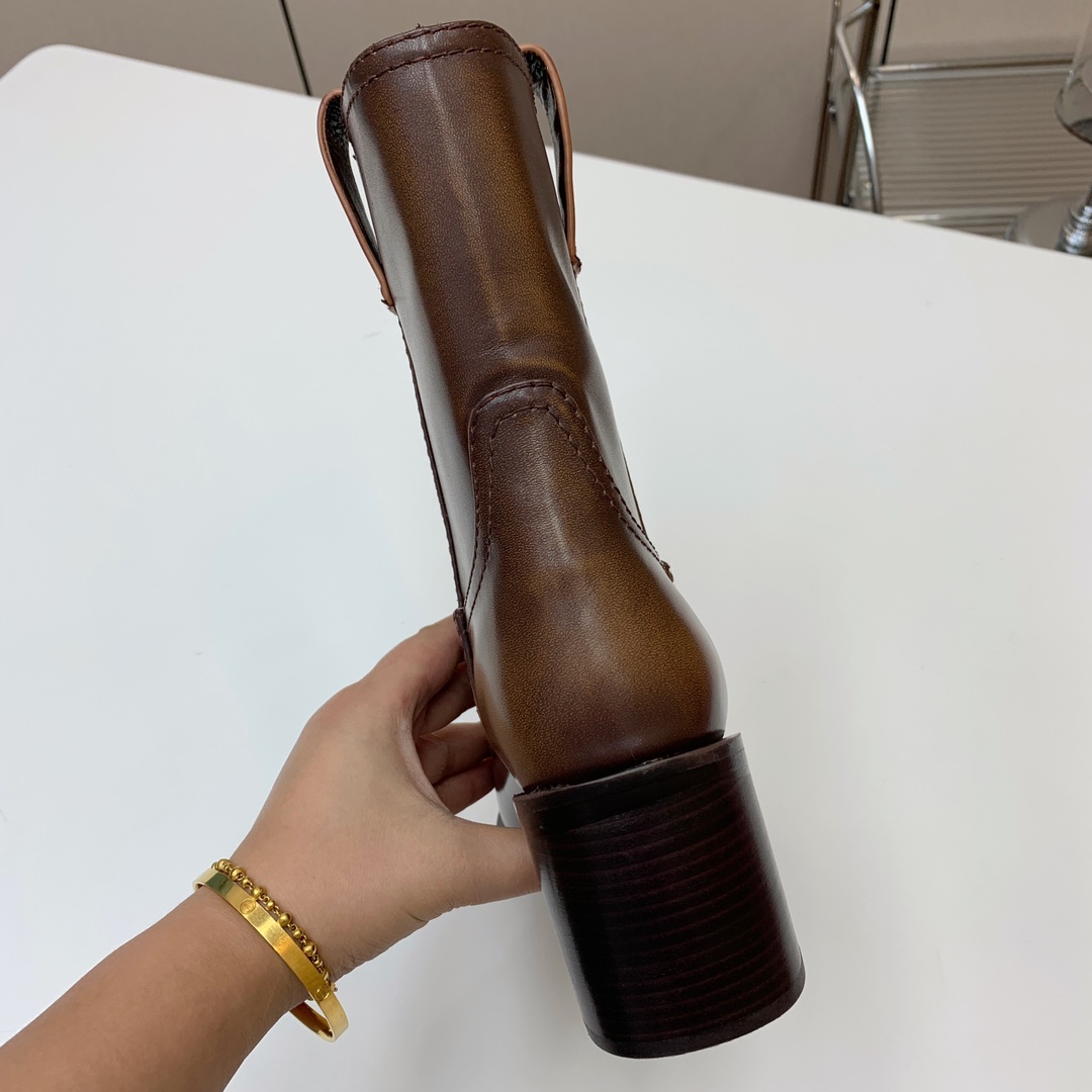 🔸MiuM*u🔸超大热走秀款。出现在各大时装杂志封面、各路明星、小红书博主着用，上脚尤为惊艳到你的一款，