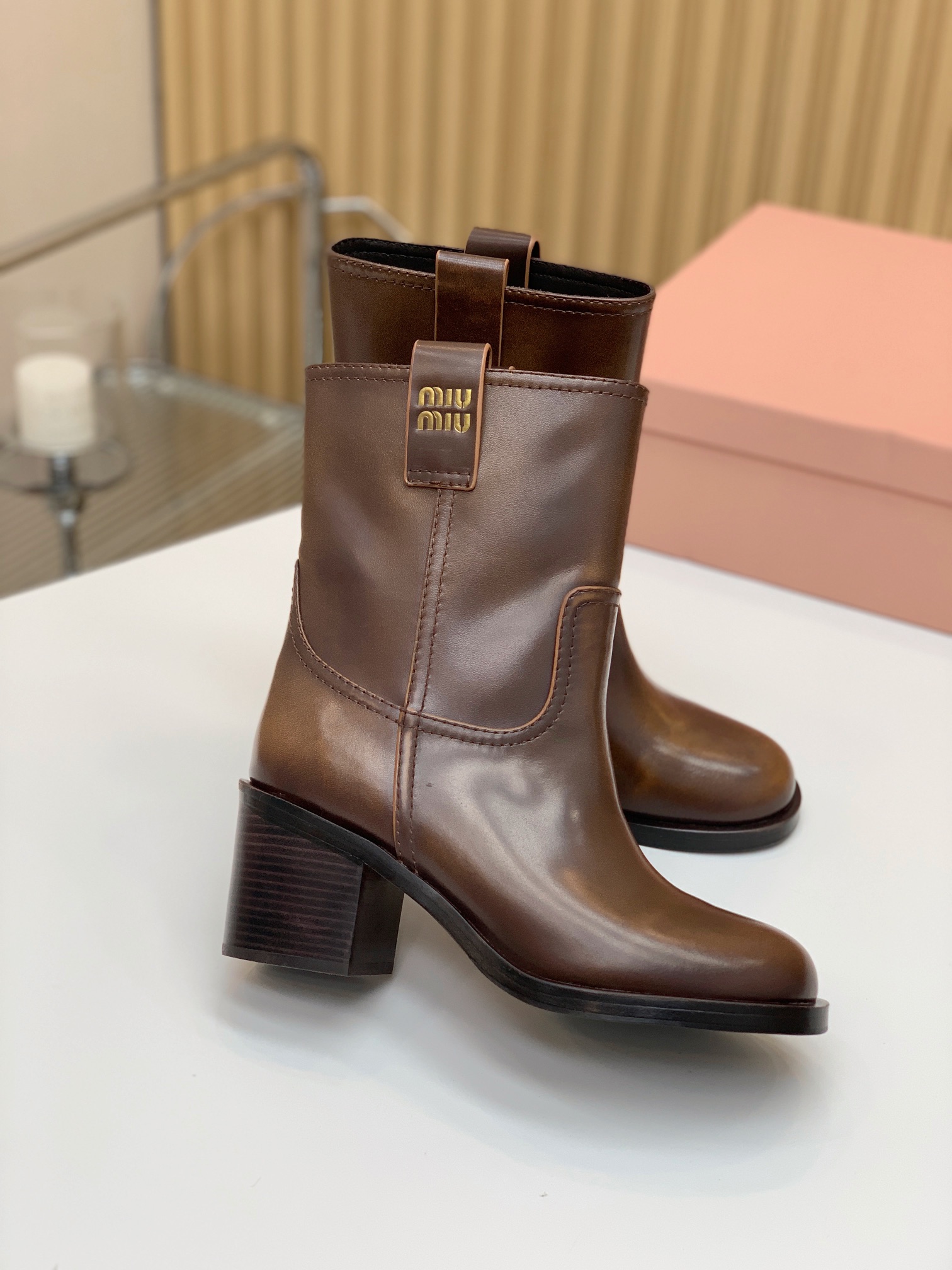 🔸MiuM*u🔸超大热走秀款。出现在各大时装杂志封面、各路明星、小红书博主着用，上脚尤为惊艳到你的一款，