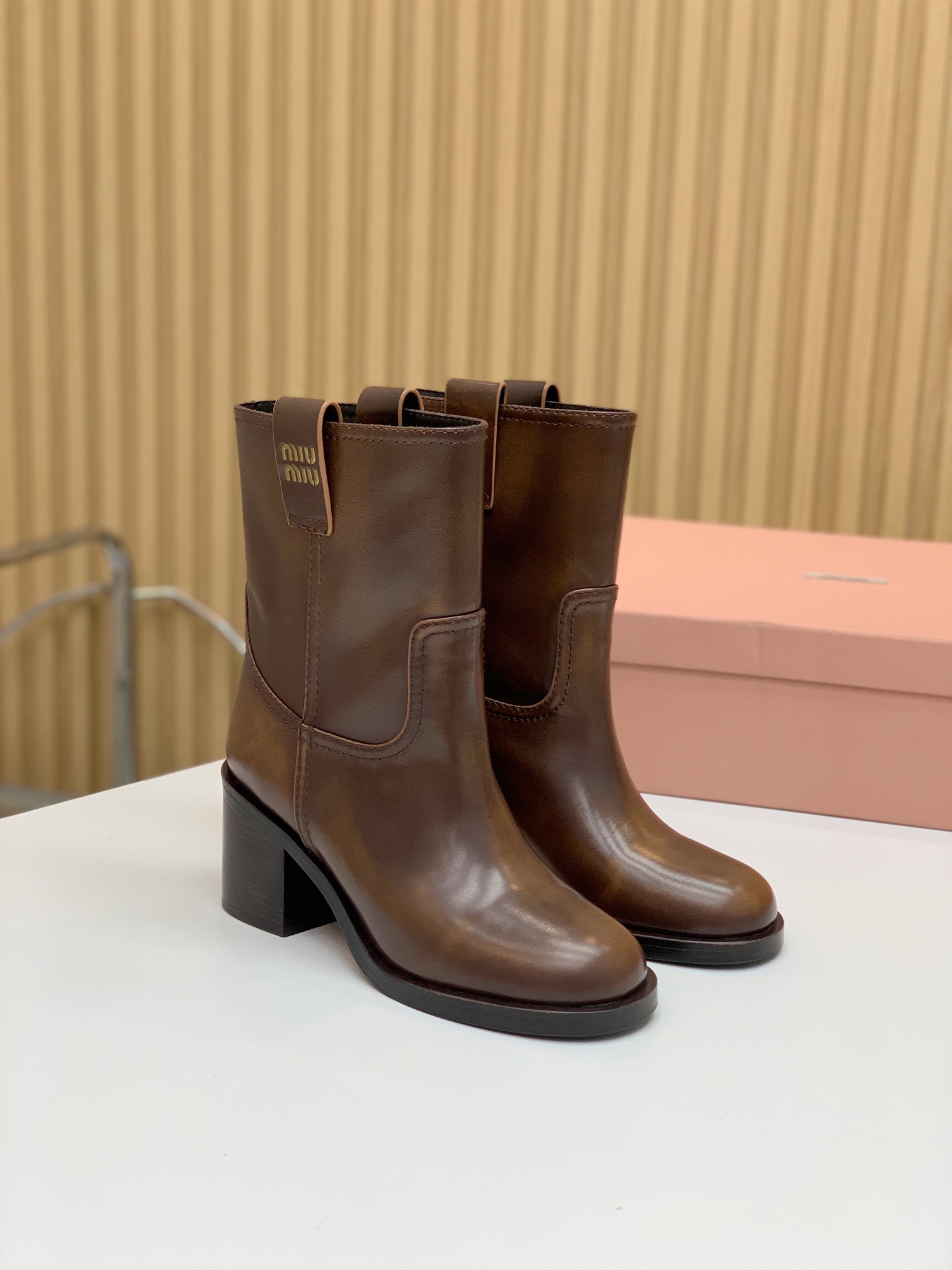 🔸MiuM*u🔸超大热走秀款。出现在各大时装杂志封面、各路明星、小红书博主着用，上脚尤为惊艳到你的一款，