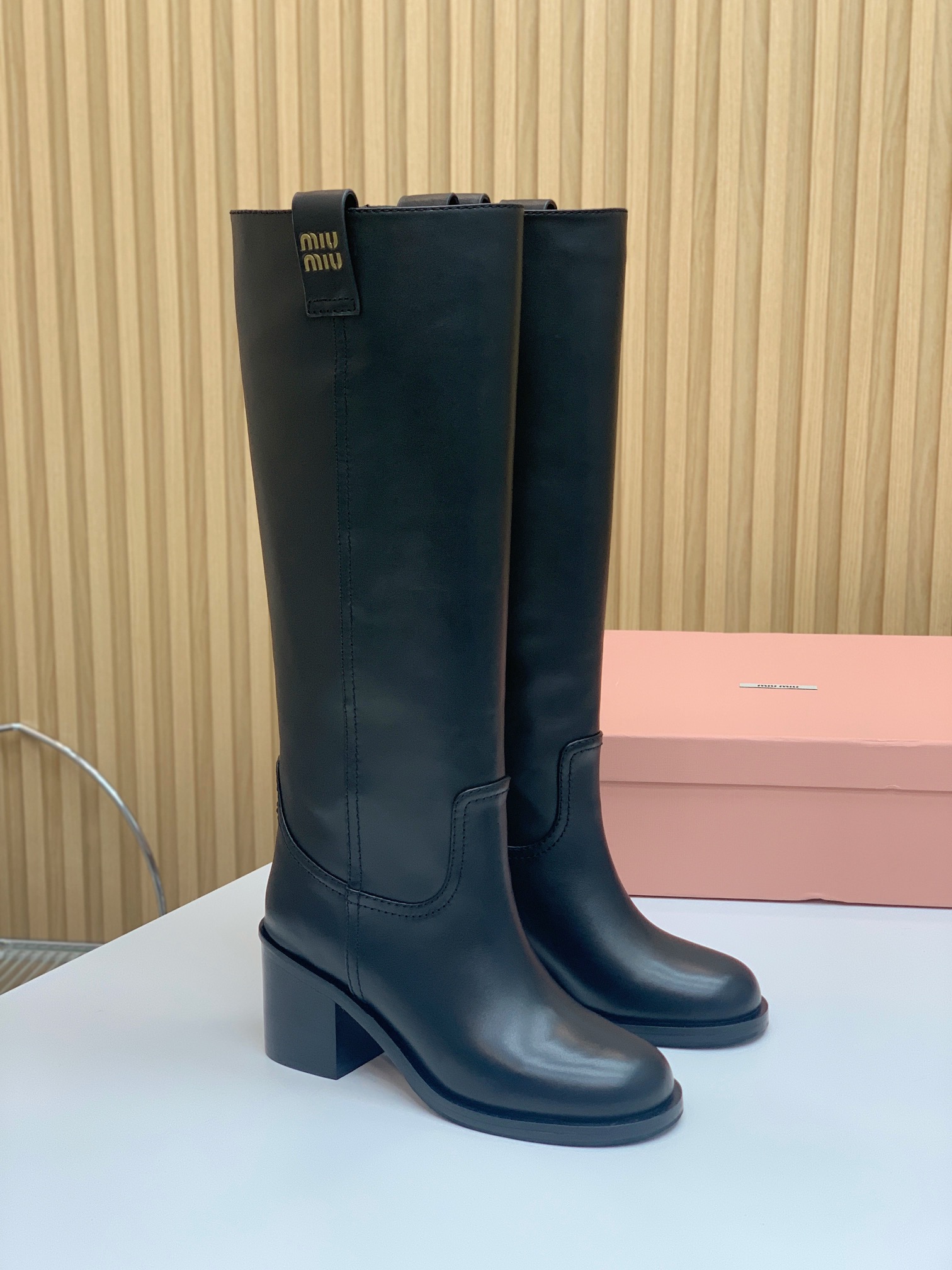 🔸MiuM*u🔸超大热走秀款。出现在各大时装杂志封面、各路明星、小红书博主着用，上脚尤为惊艳到你的一款，