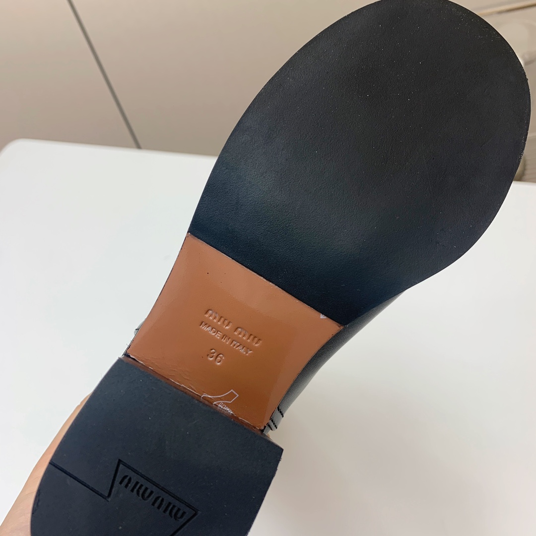 🔸MiuM*u🔸超大热走秀款。出现在各大时装杂志封面、各路明星、小红书博主着用，上脚尤为惊艳到你的一款，