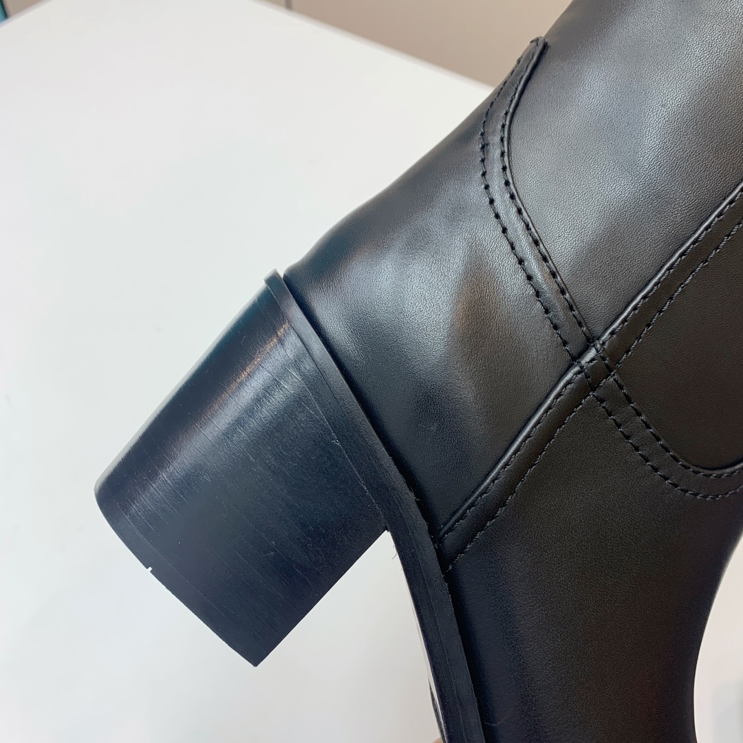 🔸MiuM*u🔸超大热走秀款。出现在各大时装杂志封面、各路明星、小红书博主着用，上脚尤为惊艳到你的一款，