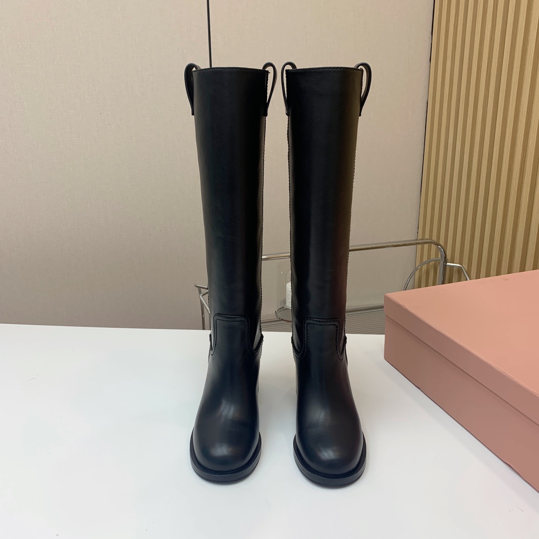 🔸MiuM*u🔸超大热走秀款。出现在各大时装杂志封面、各路明星、小红书博主着用，上脚尤为惊艳到你的一款，