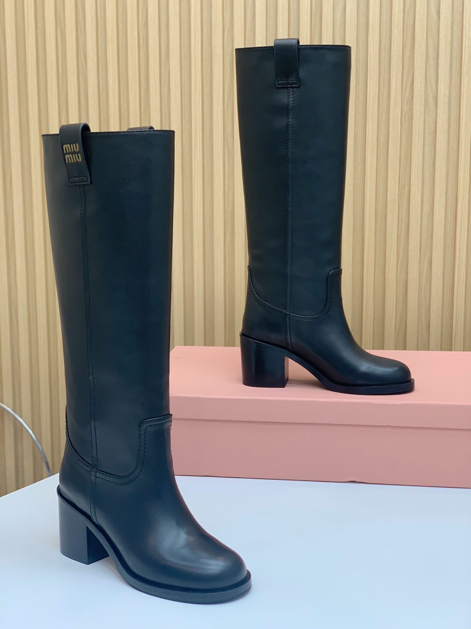 🔸MiuM*u🔸超大热走秀款。出现在各大时装杂志封面、各路明星、小红书博主着用，上脚尤为惊艳到你的一款，