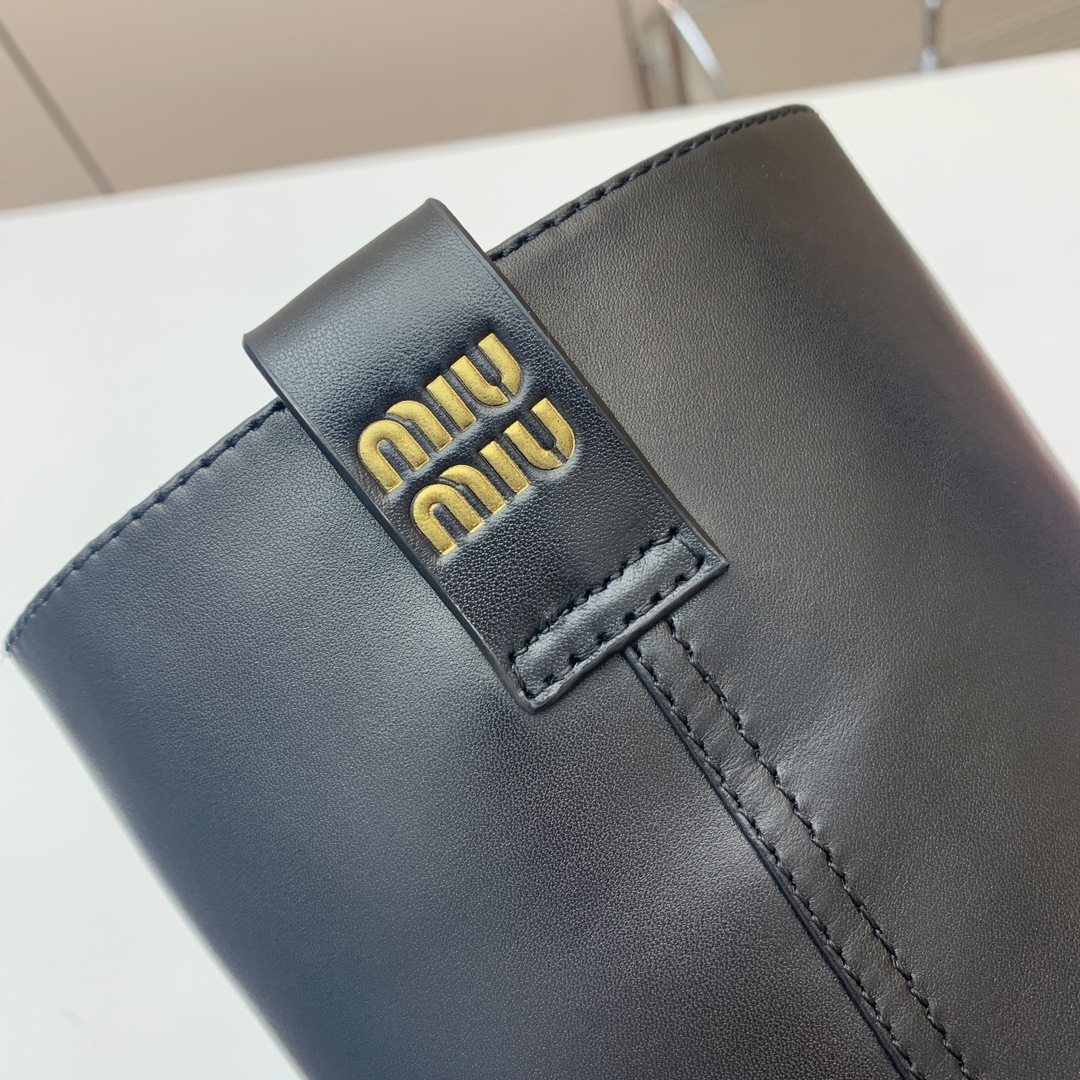 🔸MiuM*u🔸超大热走秀款。出现在各大时装杂志封面、各路明星、小红书博主着用，上脚尤为惊艳到你的一款，