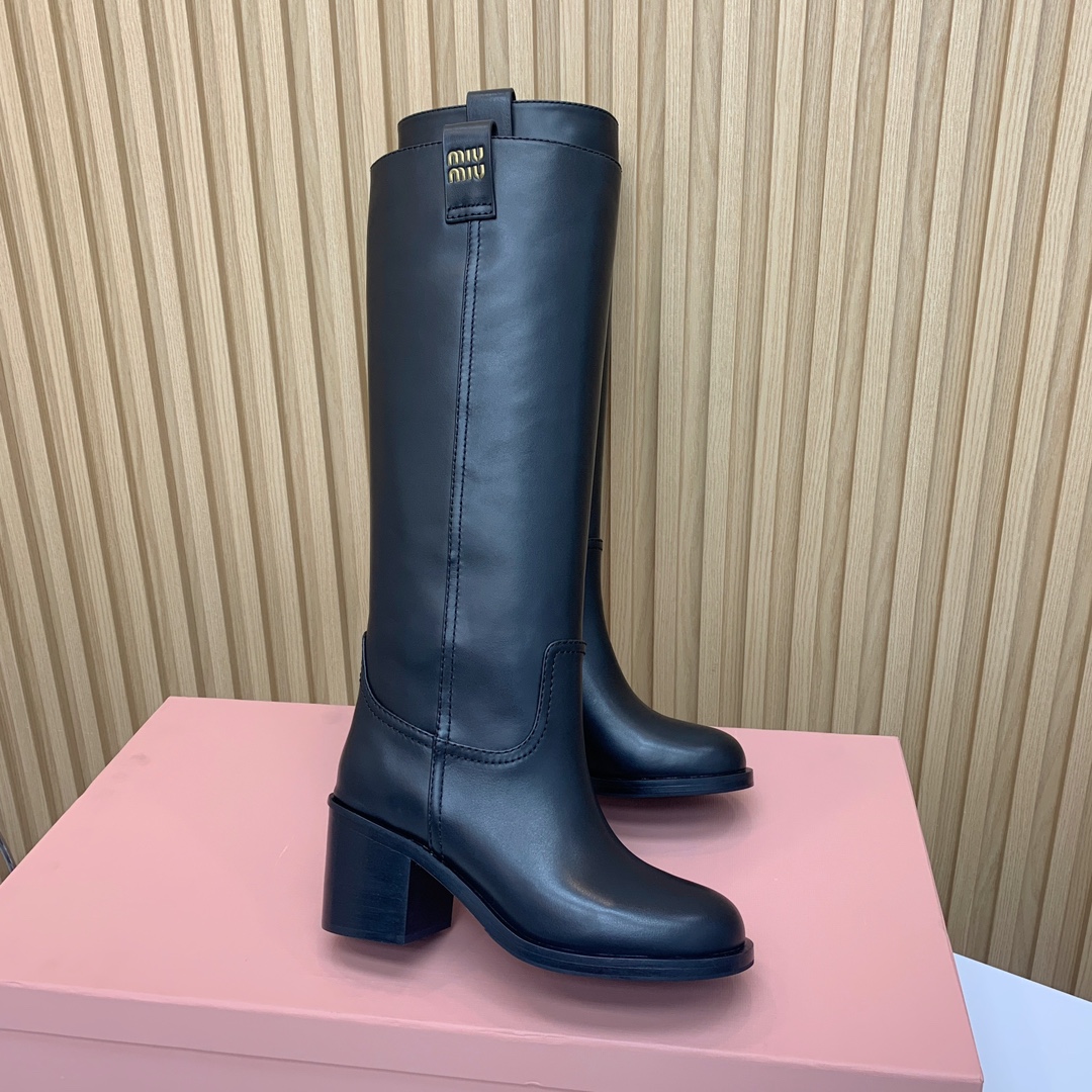 🔸MiuM*u🔸超大热走秀款。出现在各大时装杂志封面、各路明星、小红书博主着用，上脚尤为惊艳到你的一款，